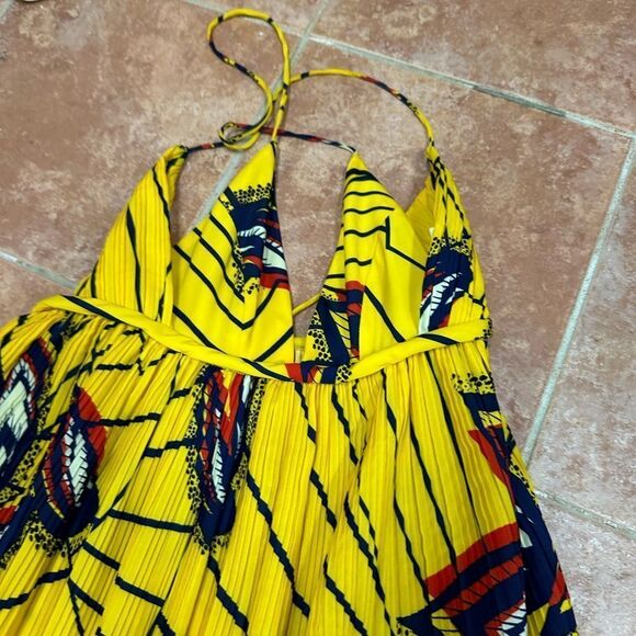 Yellow gown- bash - Picture 2 of 5